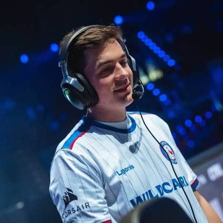 Lagonis de headset, no palco de um campeonato